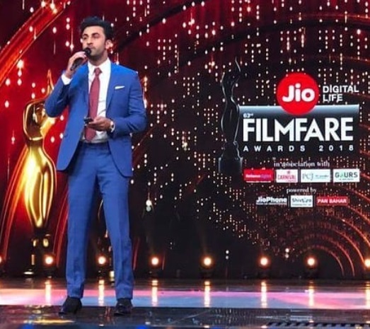63rd Jio Filmfare Awards 2018: Ranveer Singh does it again, wears the  'quirkiest' outfit at the gala event
